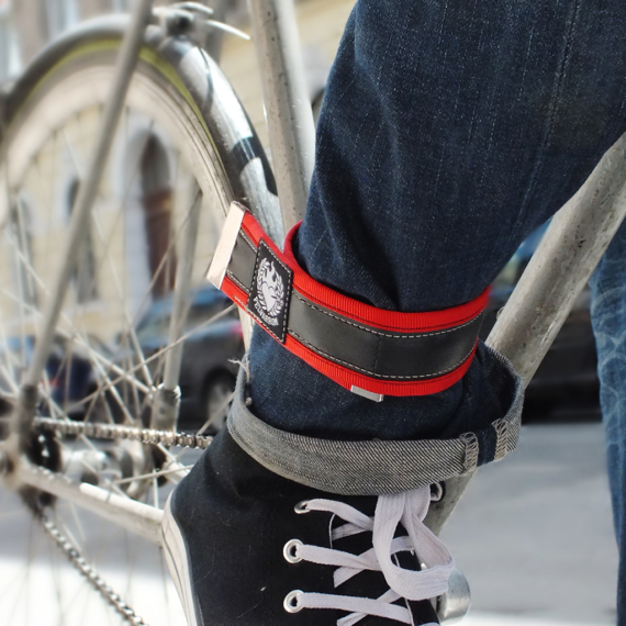 Nadrágszárvédő újrahasznosított bicikli gumiból - piros